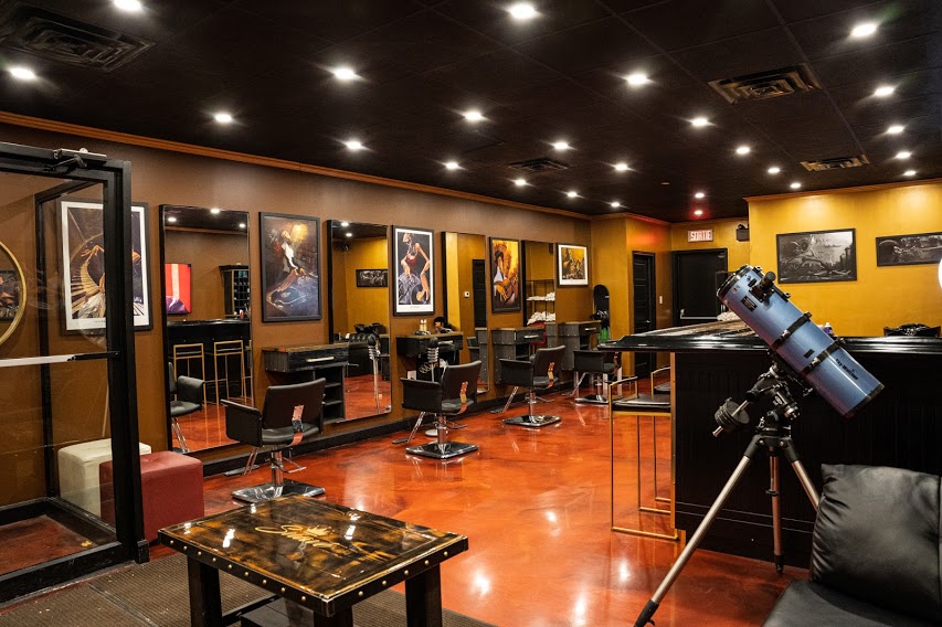 L’intérieur du salon Suavé et ses postes de barbier.